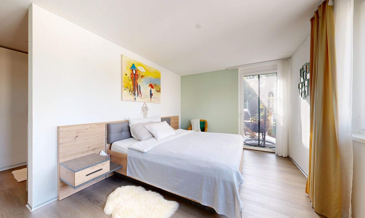 zimmer / schlafzimmer mit außenzugang, drywall, gipskartonwand, wood finish floor, und holzfußboden