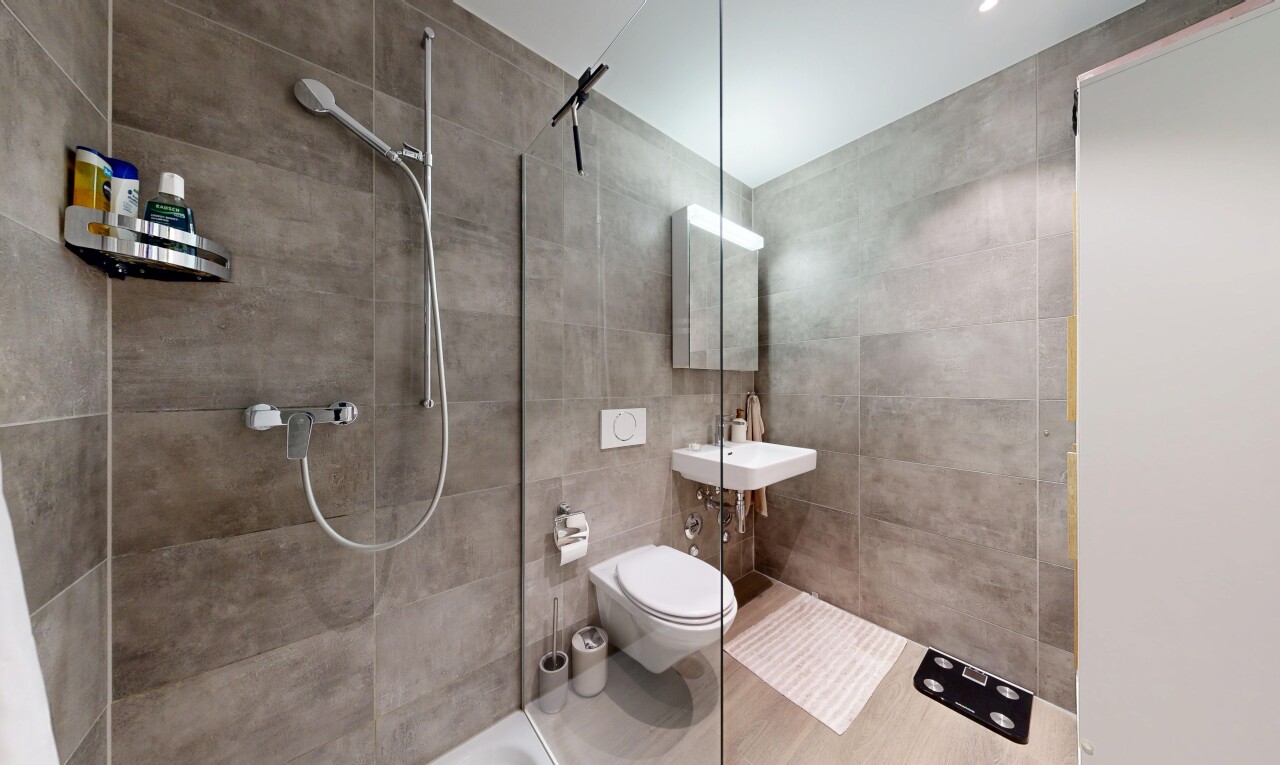 bad mit komplettes badezimmer, dusche, tile wall, fliesenwand, und spiegel