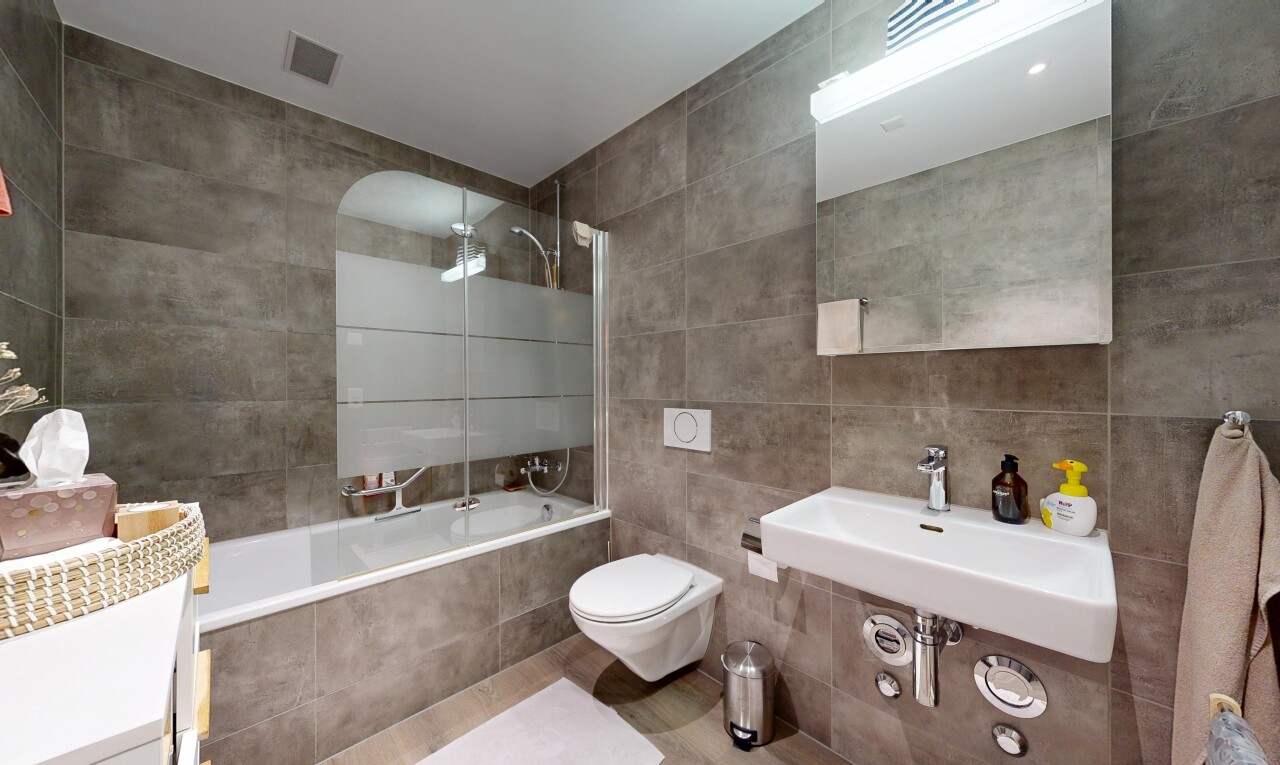bad mit tile wall, fliesenwand, komplettes badezimmer, kombiniertes bad / dusche, und spiegel