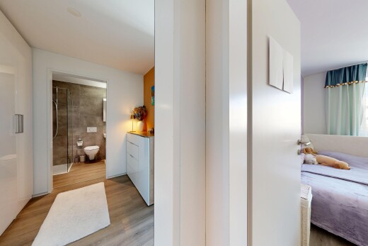 halle / korridor mit wood finish floor, holzfußboden, inside property, light floor, und drywall