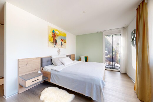 zimmer / schlafzimmer mit außenzugang, drywall, gipskartonwand, wood finish floor, und holzfußboden