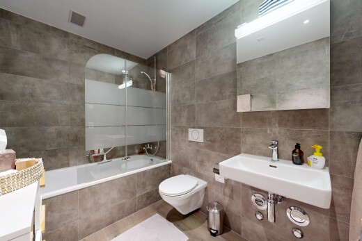 bad mit tile wall, fliesenwand, komplettes badezimmer, kombiniertes bad / dusche, und spiegel