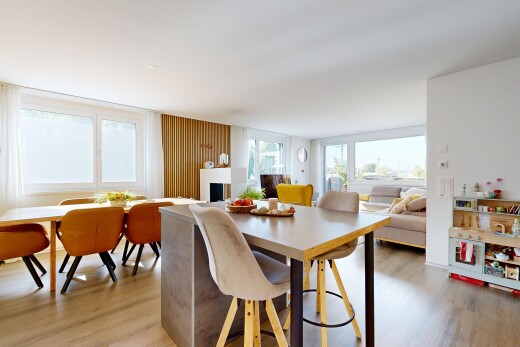 wohn- / esszimmer mit natürliches licht, wood finish floor, holzfußboden, inside property, und drywall