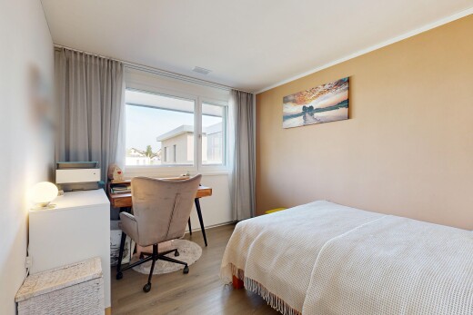zimmer / schlafzimmer mit bürobereich, wood finish floor, holzfußboden, drywall, und gipskartonwand