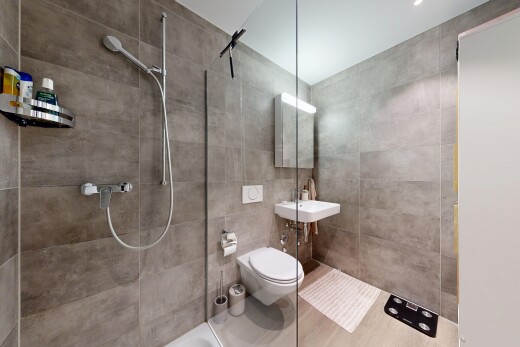 bad mit komplettes badezimmer, dusche, tile wall, fliesenwand, und spiegel