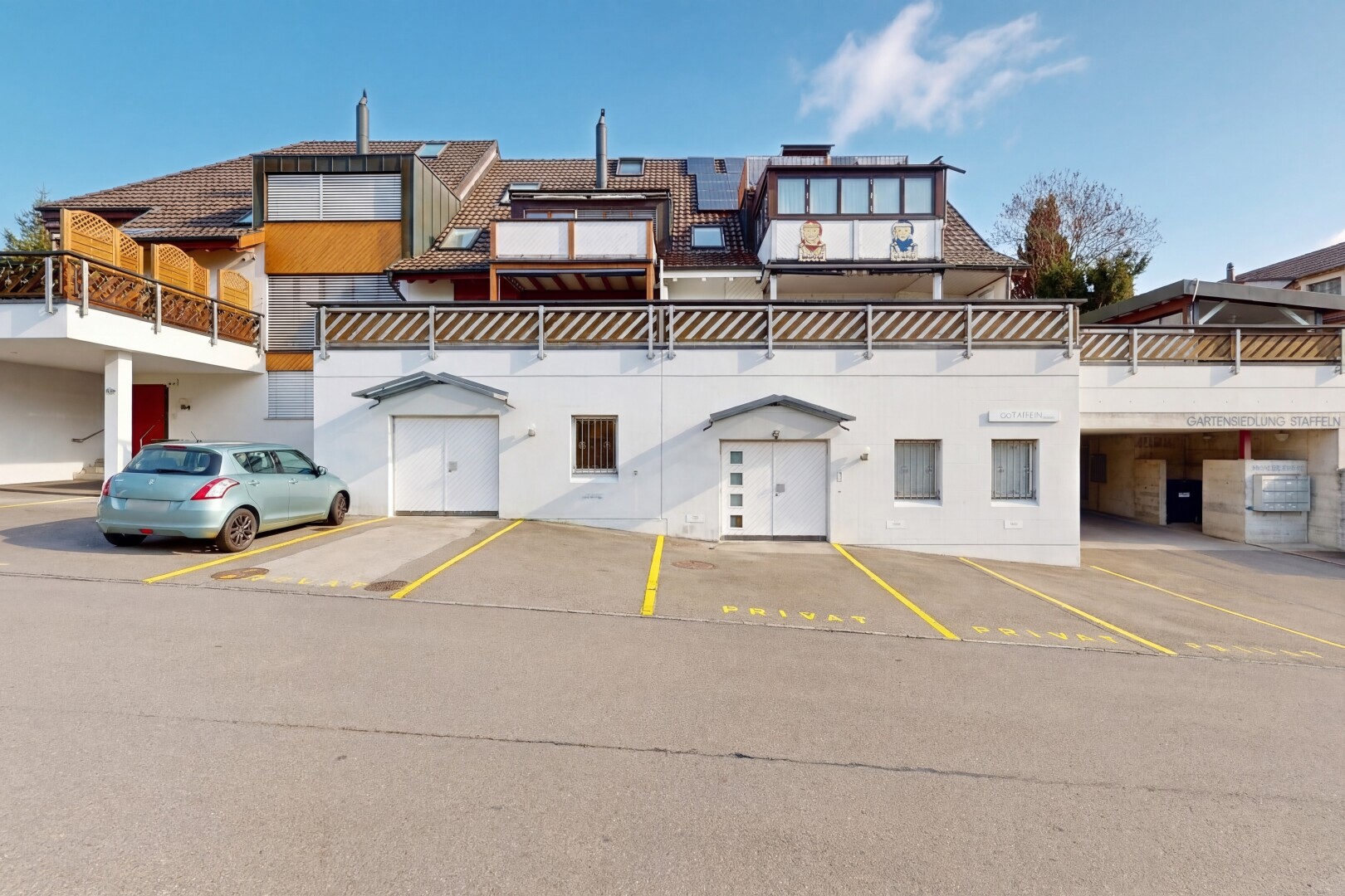 außenansicht mit day time und parkplatz