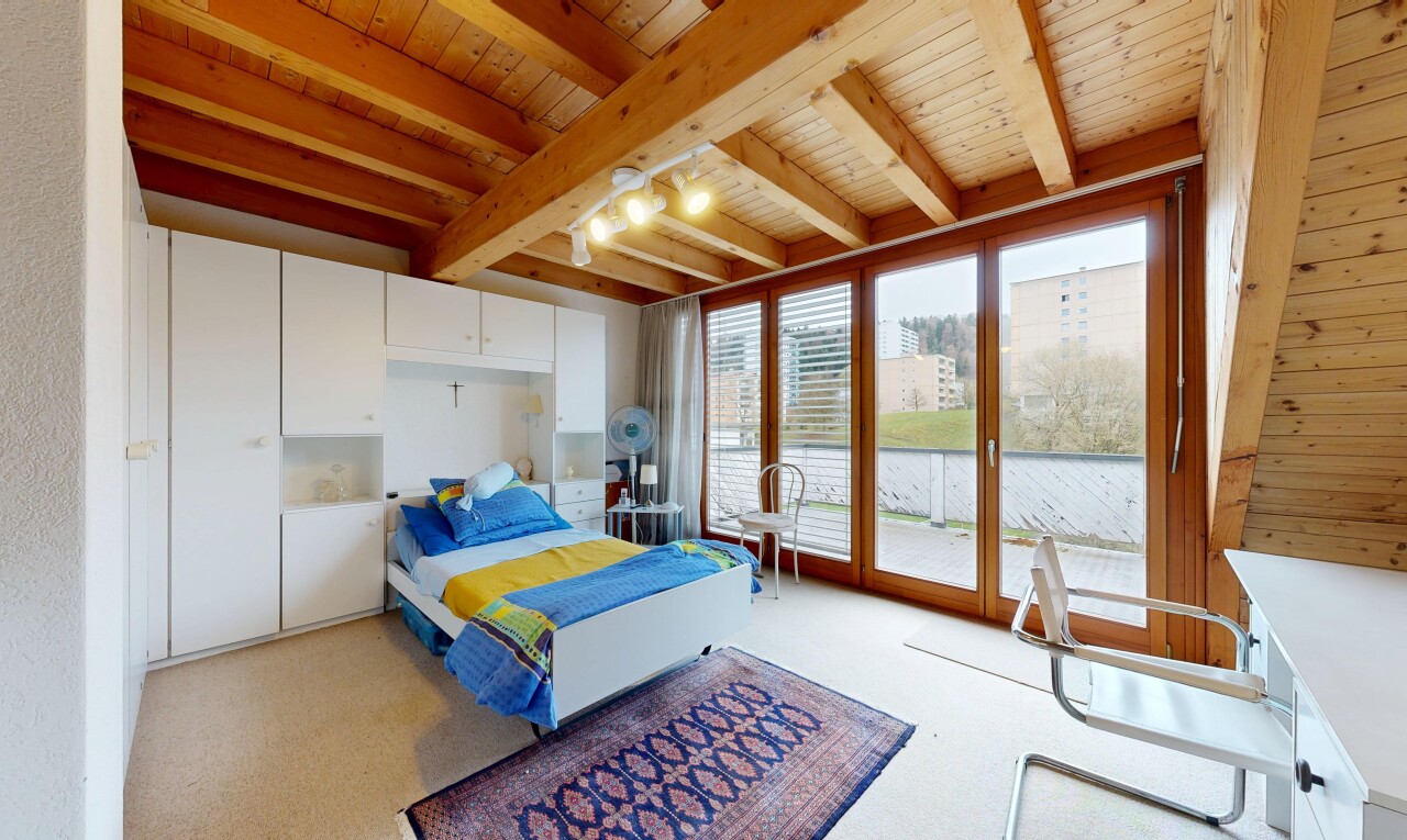 zimmer / schlafzimmer mit inside property, light floor, außenzugang, balkendecke, und beamed ceiling