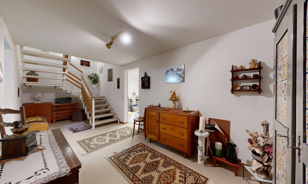 halle / korridor mit treppen, light floor, inside property, teppich, und carpet