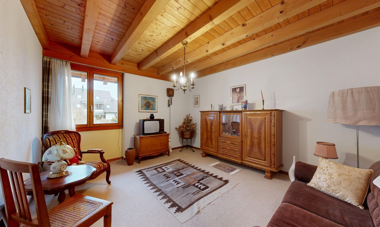 wohnzimmer mit bemerkenswerter kronleuchter, inside property, gipskartonwand, drywall, und teppich