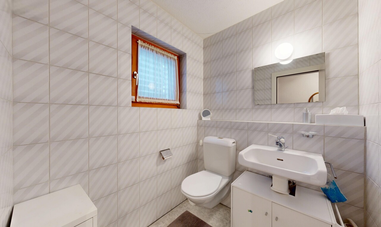 bad mit tile wall, fliesenwand, spiegel, toilette, und inside property