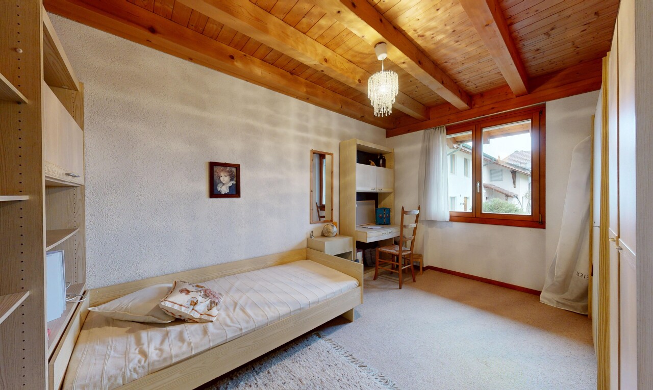 zimmer / schlafzimmer mit teppich, carpet, inside property, natürliches licht, und natural light