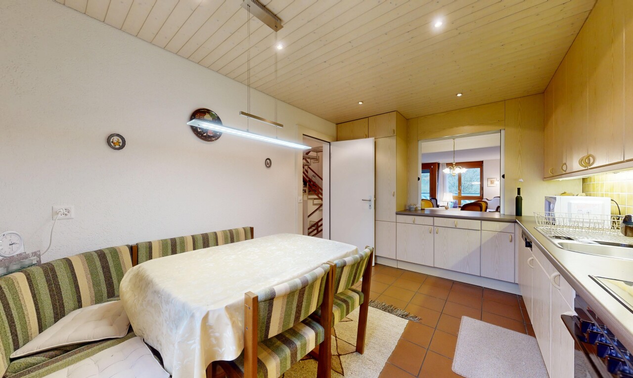 küche mit pass through window, durchreichefenster, wood ceiling, holzdecke, und tile floor