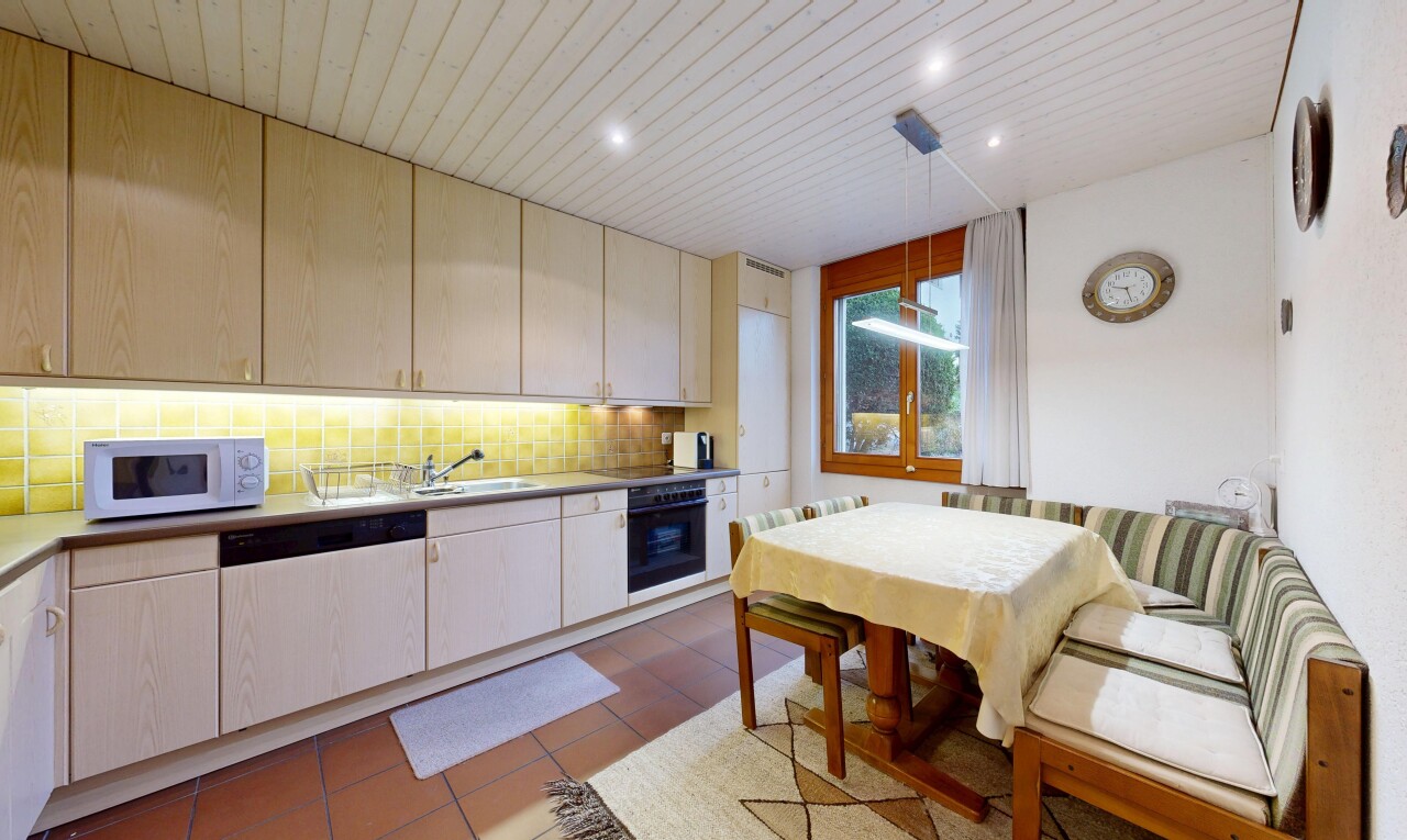 küche mit mikrowelle, drywall, gipskartonwand, inside property, und ofen
