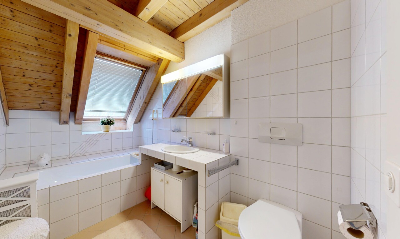 bad mit bad, spiegel, schminktisch, fliesenwand, und tile wall