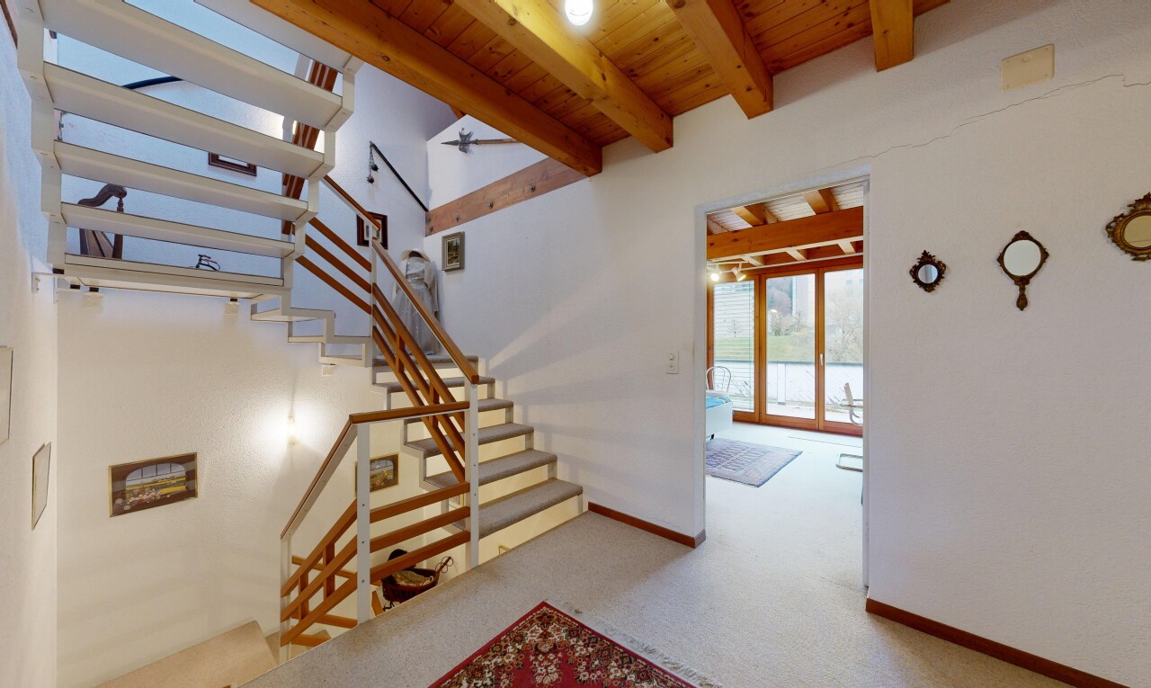 treppe mit treppen, inside property, teppich, carpet, und balkendecke