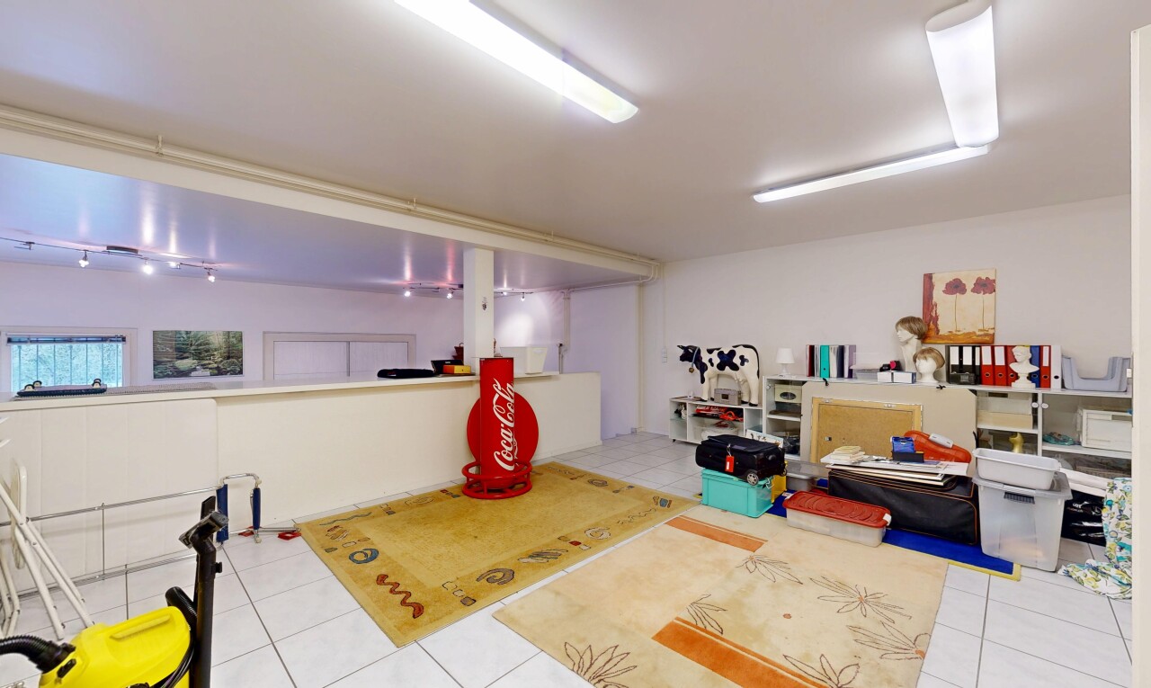 wohnzimmer mit gipskartonwand, drywall, inside community, keller, und fliesenboden