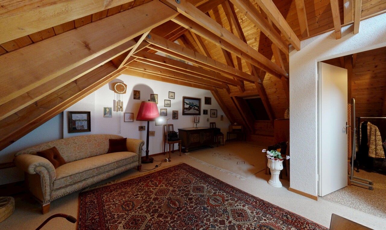wohnzimmer mit inside property, cathedral ceiling, kathedralendecke, vaulted ceiling, und dachschräge