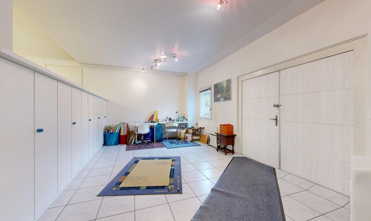 wohnzimmer mit inside community, fliesenboden, tile floor, natürliches licht, und natural light