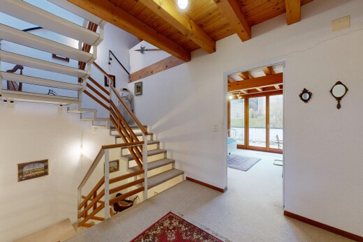 treppe mit treppen, inside property, teppich, carpet, und balkendecke
