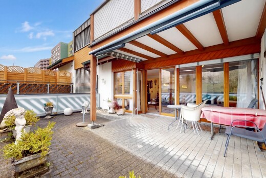 terrasse avec property visible, day time, et clôture