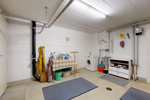 buanderie avec inside property, lave-linge et sèche-linge, light floor, sol en béton, et concrete floor
