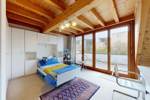 zimmer / schlafzimmer mit inside property, light floor, außenzugang, balkendecke, und beamed ceiling