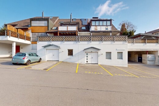 außenansicht mit day time und parkplatz