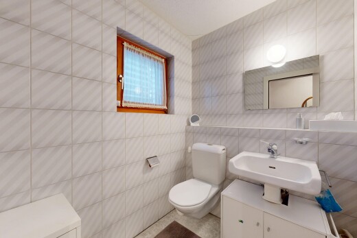 bad mit tile wall, fliesenwand, spiegel, toilette, und inside property