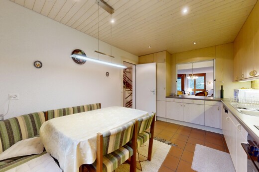 küche mit pass through window, durchreichefenster, wood ceiling, holzdecke, und tile floor