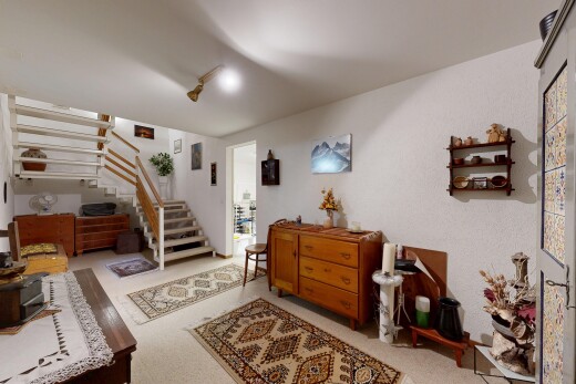 couloir avec escaliers, light floor, inside property, moquette, et carpet