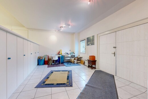 salon avec inside community, sol en carrelage, tile floor, lumière naturelle, et natural light
