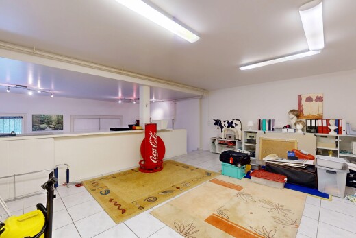 salon avec cloison sèche, drywall, inside community, sous-sol, et sol en carrelage