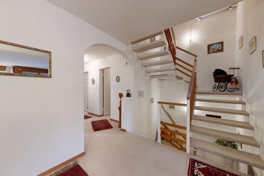 treppe mit teppich, carpet, inside property, gipskartonwand, und drywall