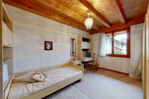 zimmer / schlafzimmer mit teppich, carpet, inside property, natürliches licht, und natural light