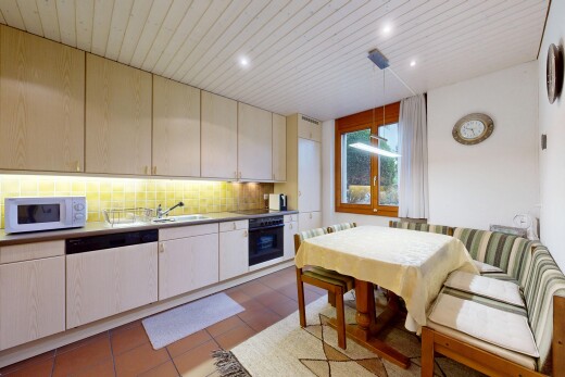 küche mit mikrowelle, drywall, gipskartonwand, inside property, und ofen