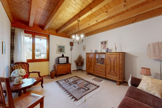 salon avec lustre remarquable, inside property, cloison sèche, drywall, et moquette