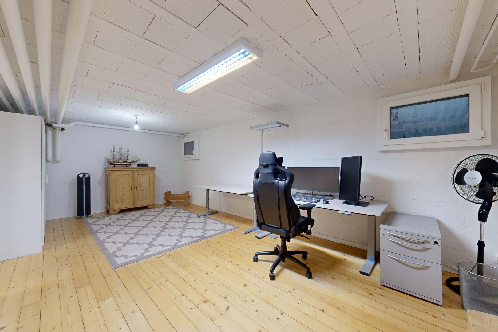 büro mit hardwood floor, holzfußboden, wood finish floor, fernseher, und inside property