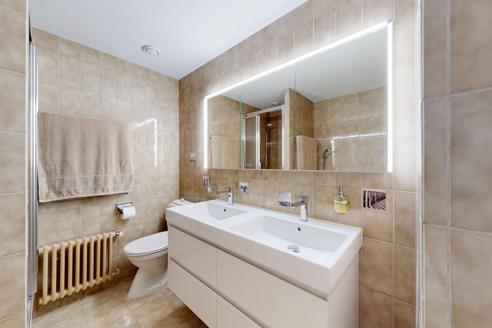 bad mit fliesenwand, tile wall, kühler, doppelwaschtisch, und komplettes badezimmer