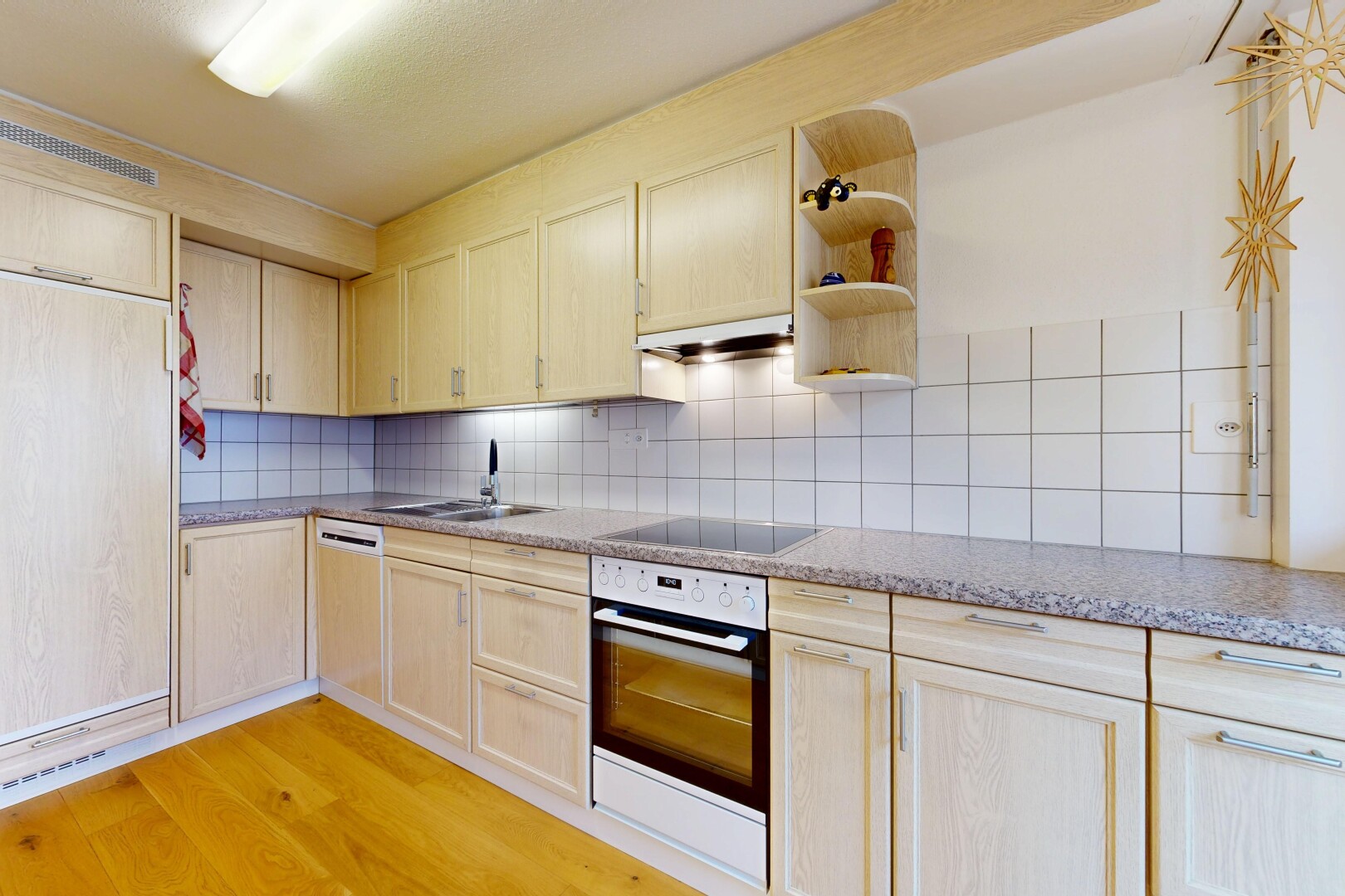 küche mit light floor, schranktüren mit vertiefter mittelplatte, shaker cabinets, hellbraune schränke, und light brown cabinets