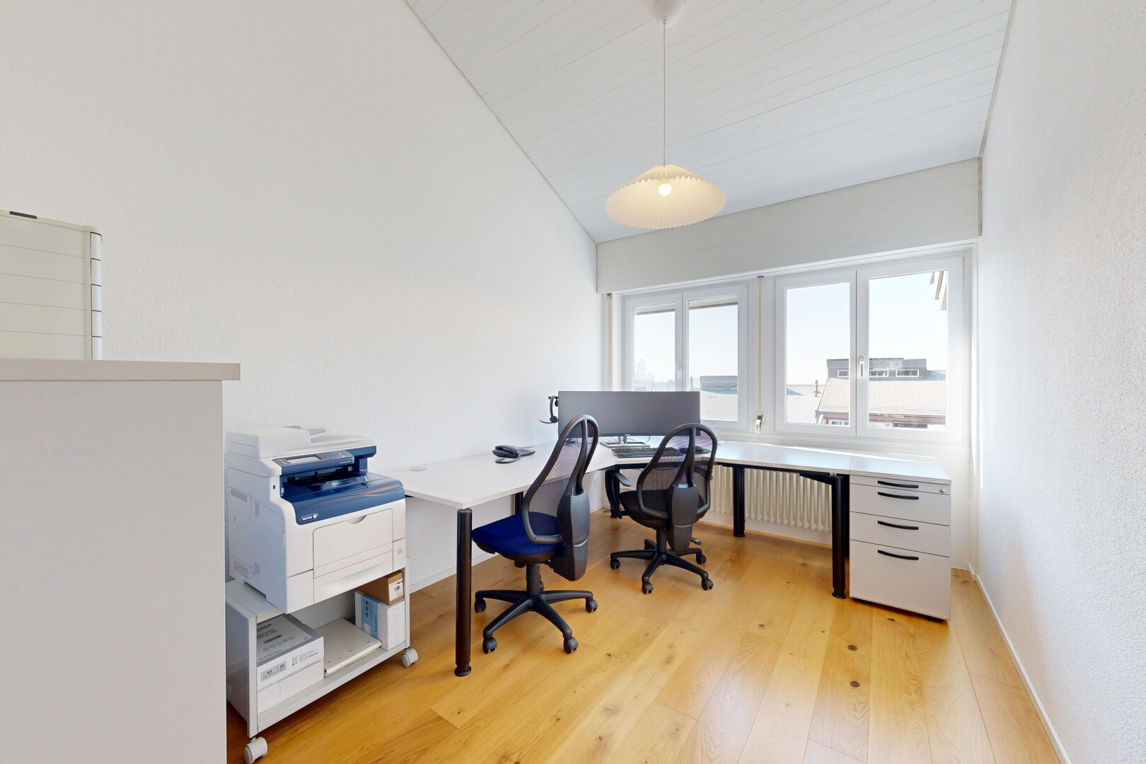 büro mit bürobereich, holzfußboden, wood finish floor, natürliches licht, und natural light