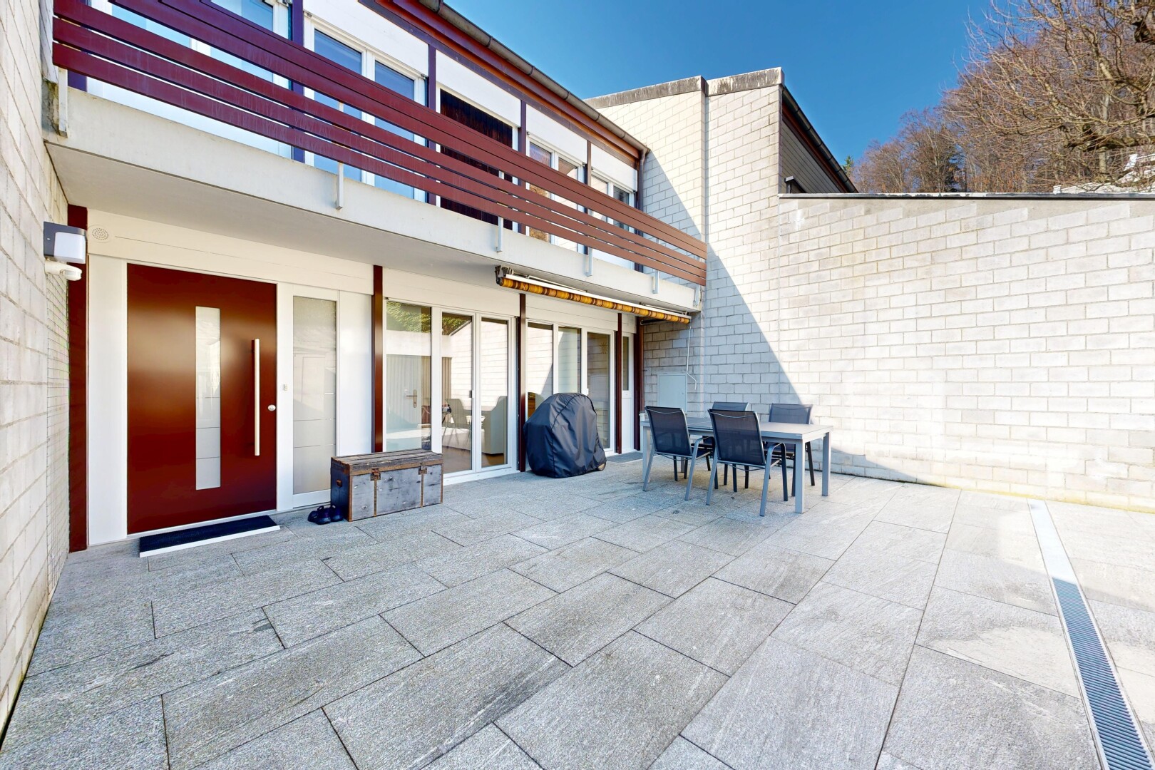 terrasse mit essbereich im freien, day time, property visible, und terrasse