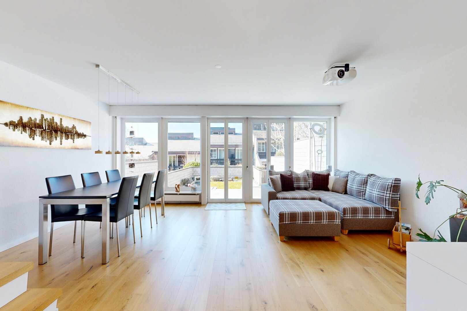 wohn- / esszimmer mit gipskartonwand, drywall, inside property, holzfußboden, und wood finish floor