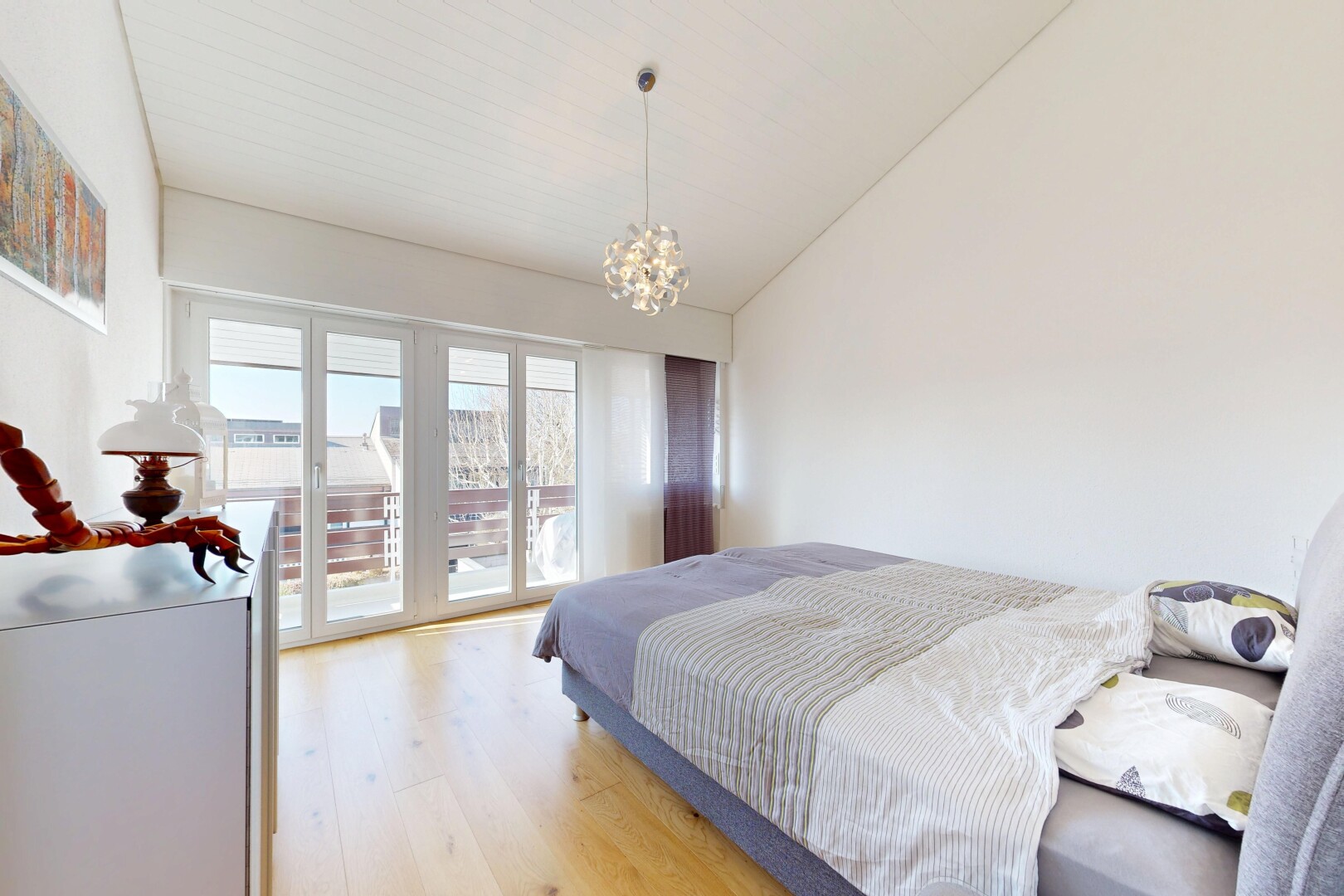 zimmer / schlafzimmer mit holzfußboden, wood finish floor, außenzugang, dachschräge, und vaulted ceiling