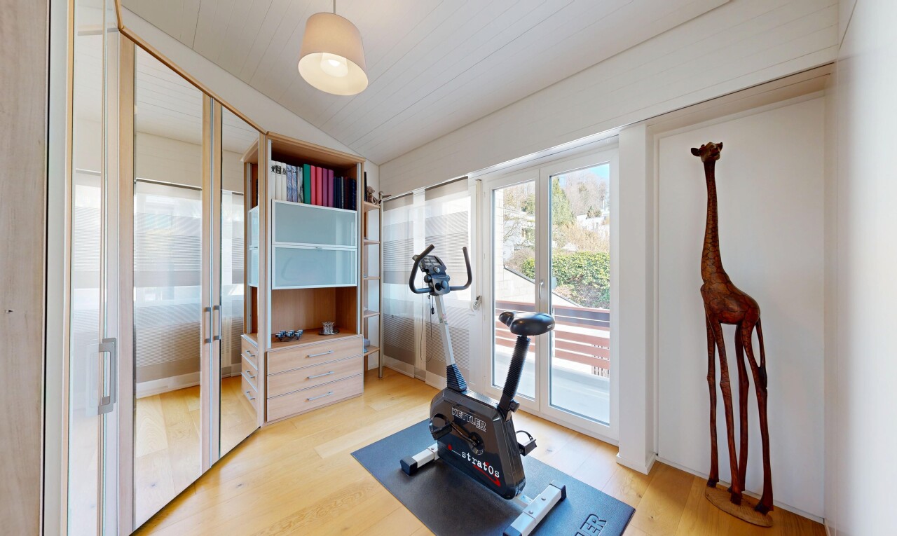 fitnessstudio mit holzfußboden, wood finish floor, natürliches licht, natural light, und inside property