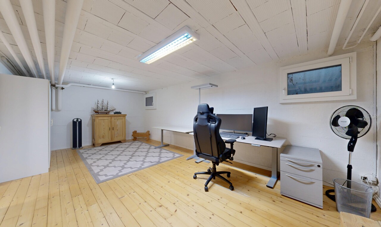 büro mit hardwood floor, holzfußboden, wood finish floor, fernseher, und inside property