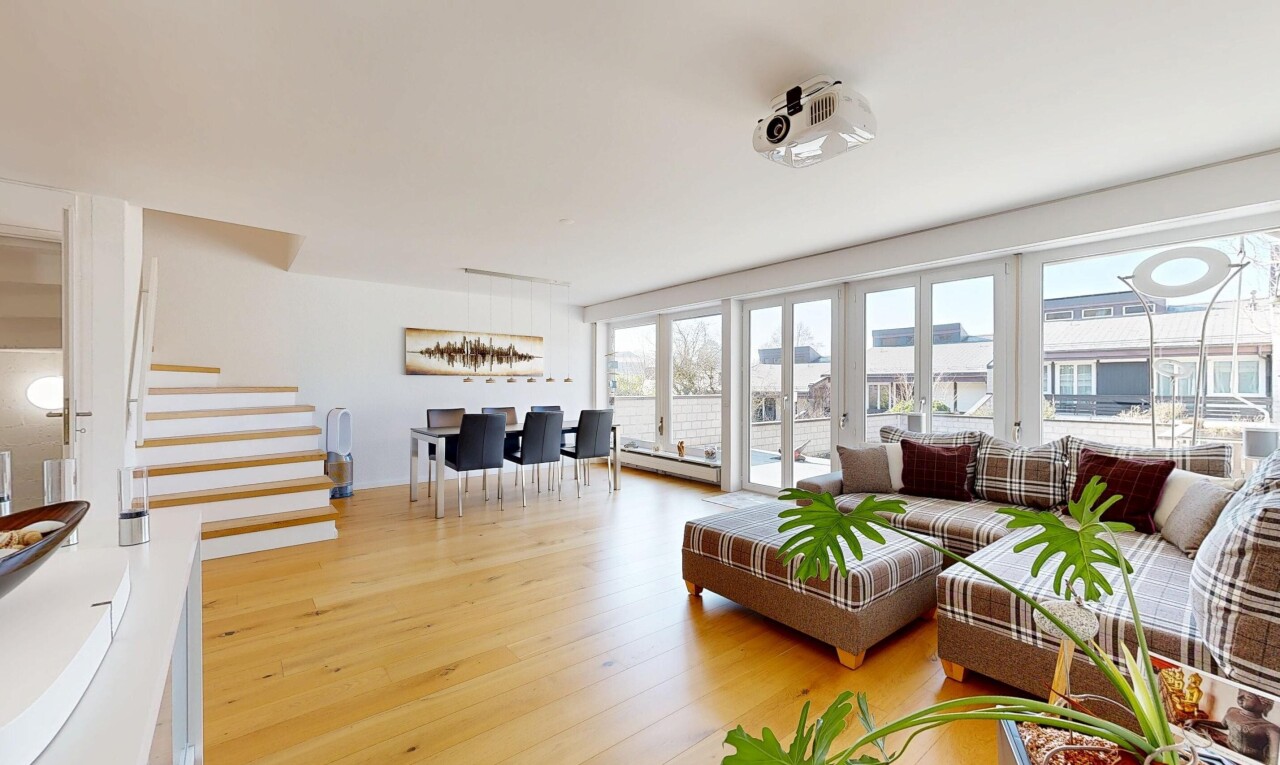 wohn- / esszimmer mit holzfußboden, wood finish floor, treppen, gipskartonwand, und drywall