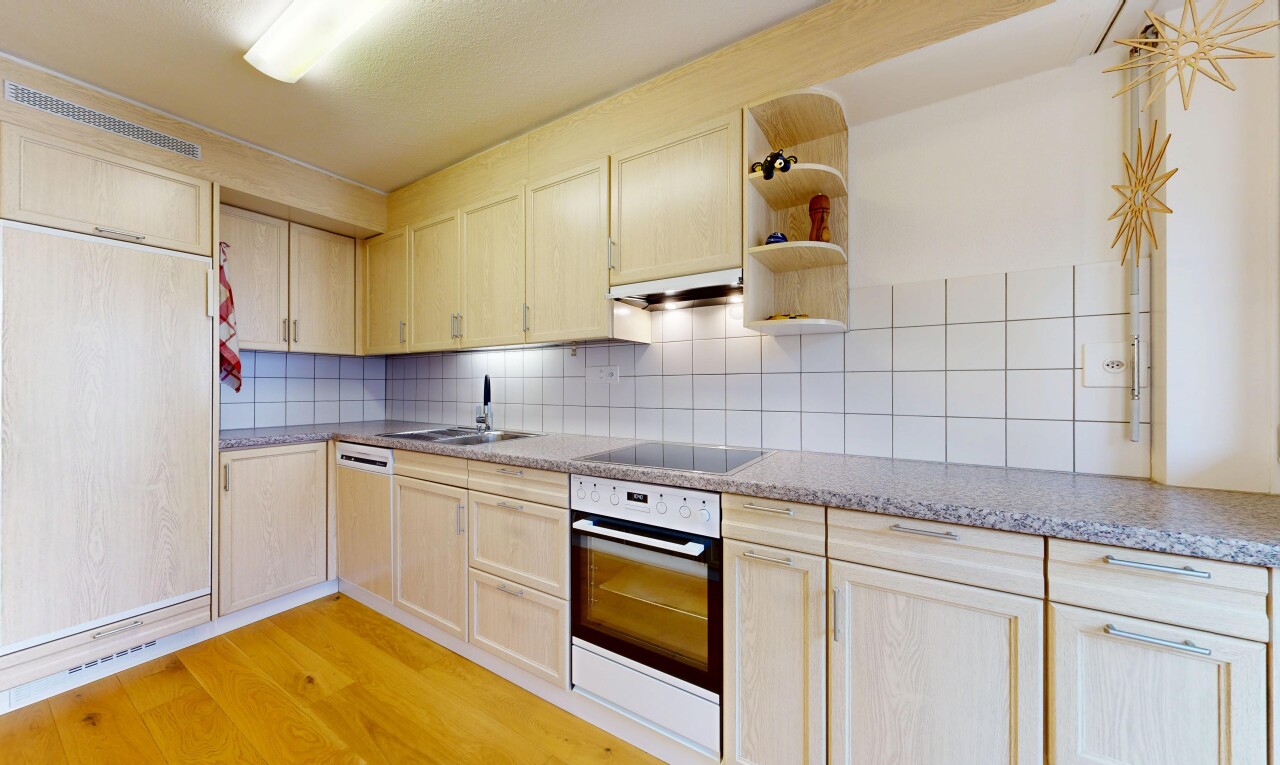 küche mit light floor, schranktüren mit vertiefter mittelplatte, shaker cabinets, hellbraune schränke, und light brown cabinets