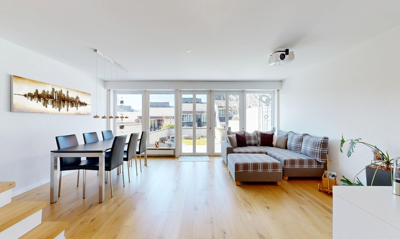 wohn- / esszimmer mit gipskartonwand, drywall, inside property, holzfußboden, und wood finish floor