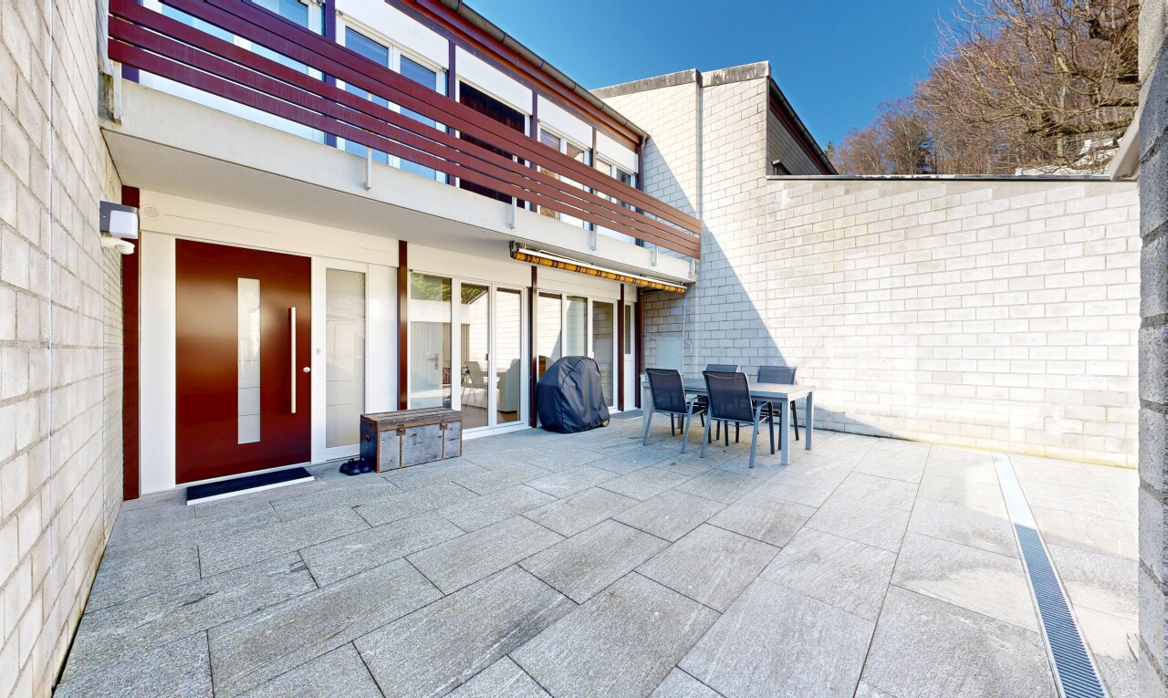 terrasse mit essbereich im freien, day time, property visible, und terrasse