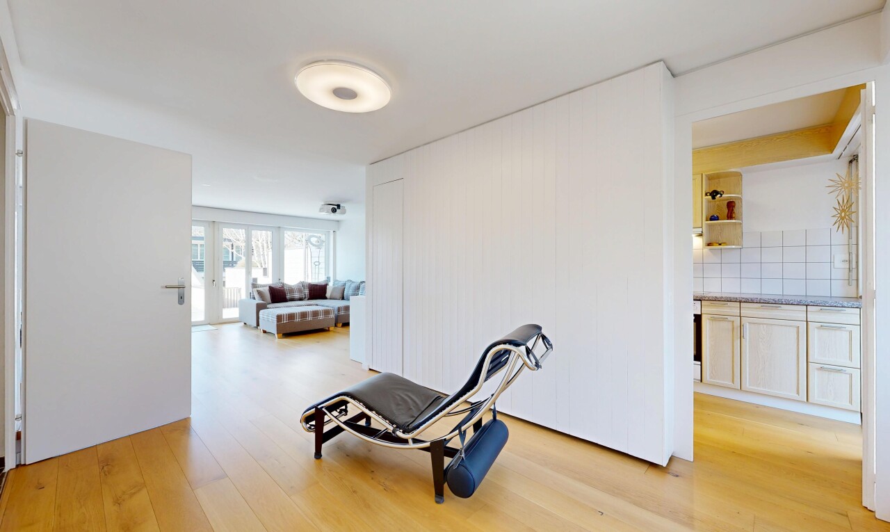 halle / korridor mit wood finish floor, holzfußboden, light floor, natural light, und natürliches licht